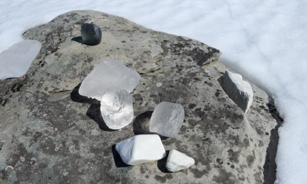Martha Tuttle,<em> A stone that thinks of Enceladus</em>, 2020 (installation view, 2021)